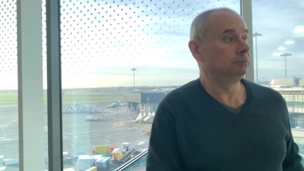 Homem Edifício Brilhante Lounge Aeroporto Esperando Janela Olhando Para Rua — Vídeo de Stock