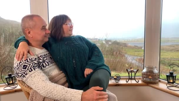 Frau Und Mann Sitzen Eng Umschlungen Einem Gemütlichen Korbstuhl Auf — Stockvideo