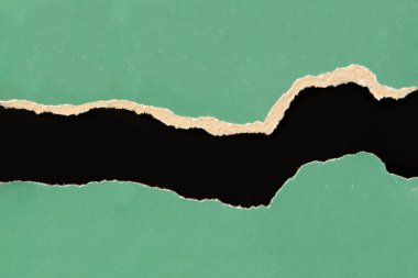 siyah bir arka plan üzerinde renkli kağıt yeşil yırtık kenarı, kopyalama alanı, yakın çekim, tasarımcı için boş