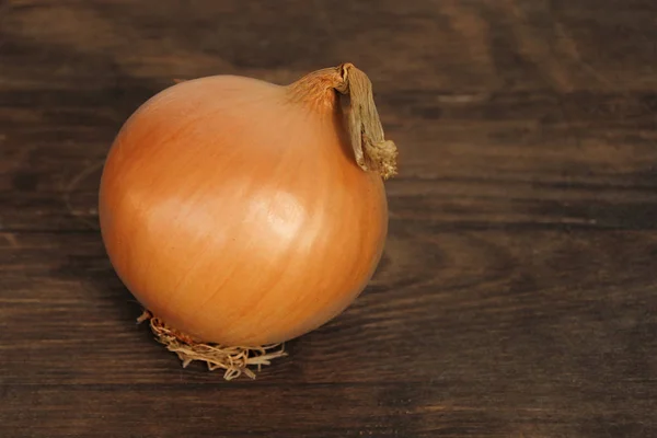 Große ganze Zwiebel auf Holztisch, Gemüsekonzept gegen Erkältungen, waagerecht, Nahaufnahme, Kopierraum — Stockfoto