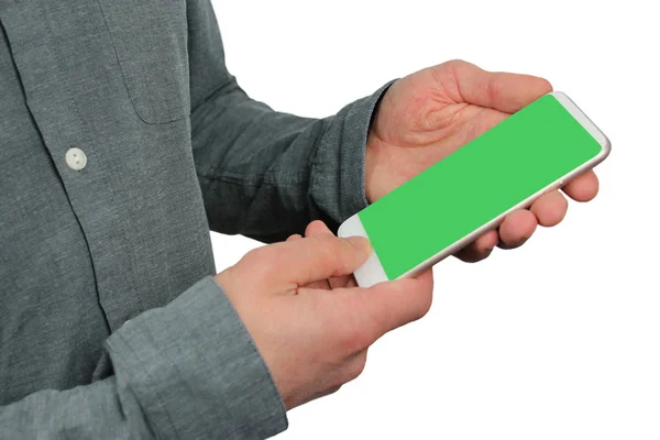 Hombre tiene en sus manos un teléfono moderno con pantalla verde en una posición vertical con una pendiente, concepto de tecnología, primer plano, espacio de copia — Foto de Stock