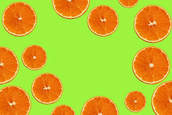 Set with juicy slices of orange on a green background for a menu or recipe, the concept of vegetarian, vitamin and healthy food, background, pattern for textile, wallpaper, copy space — Stock Photo, Image