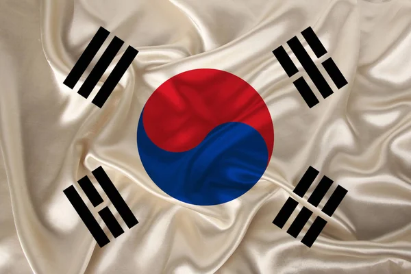 Saten lüks bir doku üzerinde Güney Kore ulusal bayrağı nın fotoğraf, dalgalar ile ipek, kıvrımlar ve vurgular, yakın çekim, kopya alanı, seyahat kavramı, ekonomi ve devlet politikası, illüstrasyon — Stok fotoğraf