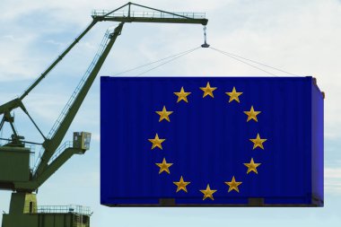 İskele vinci, Avrupa Birliği bayrağı taşıyan bir konteynır, nakliye konsepti, küresel bir işletmedeki malların dağıtımı.