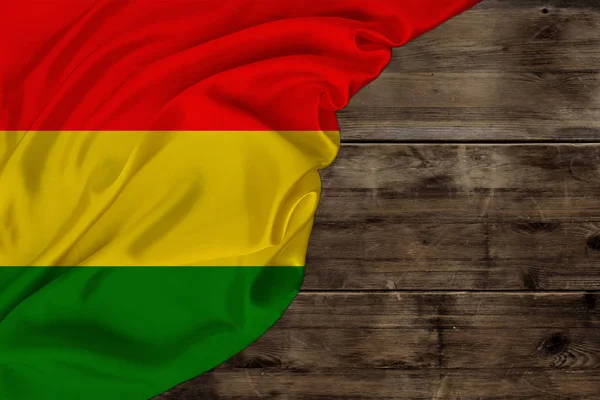 Bandera nacional de seda de color del estado de Bolivia se encuentra en la madera vieja, concepto de turismo, economía, política — Foto de Stock