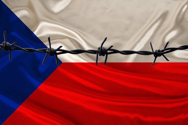 Alambre de hierro de púas en el contexto de la bandera nacional de seda del Estado de la República Checa, concepto de prisión para los delincuentes, para la zona de asedio — Foto de Stock