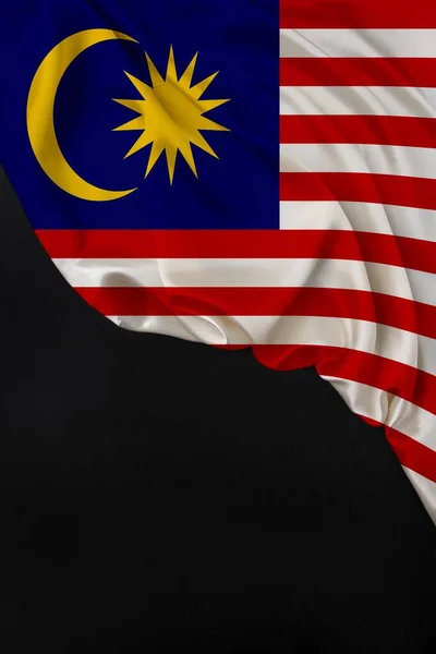 Вертикальный цветной национальный флаг современного штата Малайзия, красивый шелк, черный бланк, концепция туризма, экономика, политика, эмиграция, День независимости, копировальное пространство, шаблон — стоковое фото