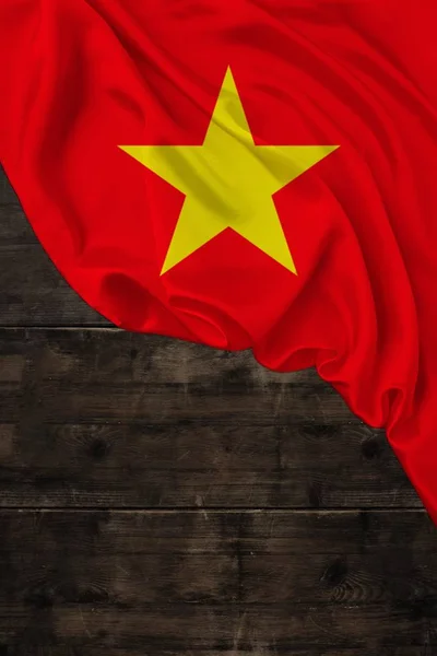 Bandera nacional de color vertical del estado moderno de Vietnam, hermosa seda, fondo madera vieja, concepto de turismo, economía, política, emigración, día de la independencia, espacio de copia — Foto de Stock