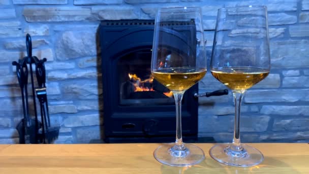 Şöminenin Önündeki Masada Iki Kadeh Şarap Var Romantik Bir Akşam — Stok video