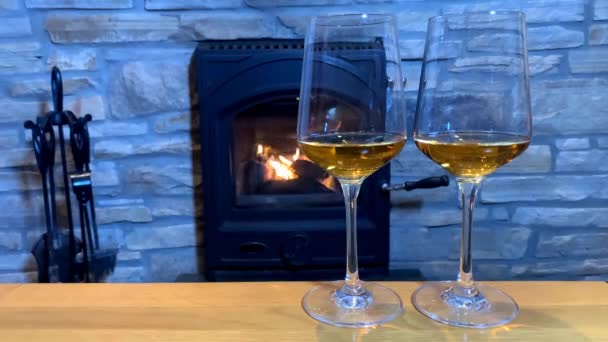 暖炉の前で2杯のワインを持っている女性と男性の手の終わりロマンチックな夜の概念 — ストック動画