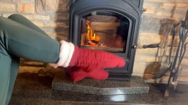 Mujer Sienta Cerca Una Chimenea Rojo Vivo Cuelga Alegremente Calcetines — Vídeos de Stock