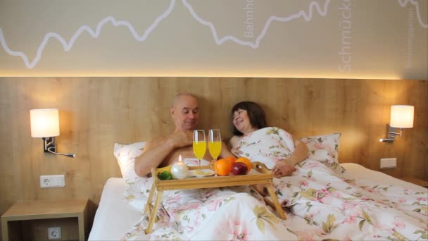 Glimlachende Vrouw Man Liggen Bed Een Hotelkamer Voor Een Tafel — Stockvideo