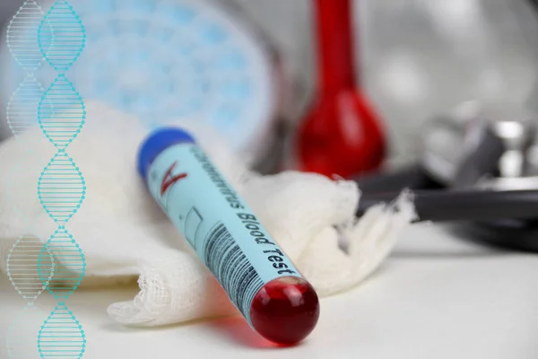 Medizinisches Laborteströhrchen mit dem Wort Coronavirus-Test auf Glas und Blut innen, Stethoskop, Fläschchen, Gefahrenkonzept der Ausbreitung des Cov-Virus — Stockfoto