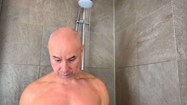 Muskulöser Mann Mittleren Alters Mit Glatze Wäscht Sich Der Dusche — Stockvideo