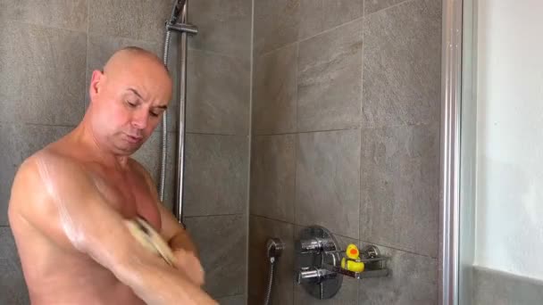 Hombre Calvo Muscular Mediana Edad Lava Ducha Enjabona Cuerpo Con — Vídeo de stock