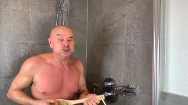 Drôle Chauve Homme Âge Moyen Lave Sous Douche Représente Expressivement — Video