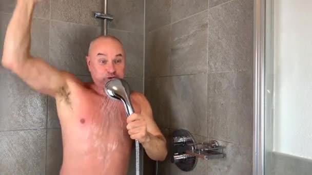 有趣的秃头中年男子在阵雨中洗澡 唱着富有表现力的歌曲 — 图库视频影像