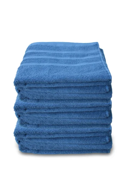 Pilha de toalhas de banho terry limpo azul isolado em fundo branco, close-up, espaço de cópia, conceito de limpeza, procedimento de banho, spa — Fotografia de Stock