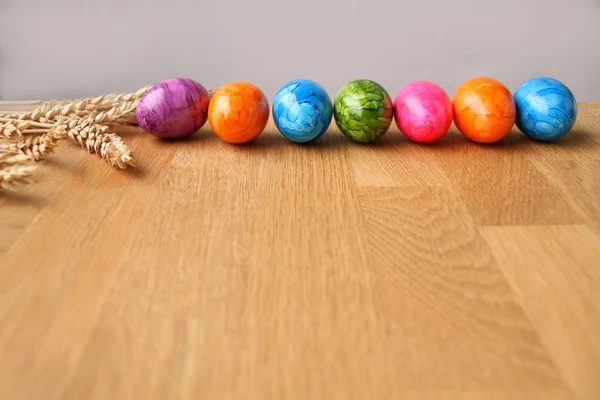 Ovos Pintados Coloridos Orelhas Trigo Jazem Uma Mesa Madeira Conceito — Fotografia de Stock