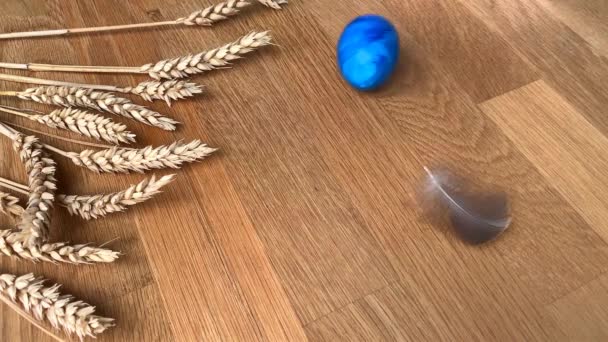 Gekleurde Beschilderde Eieren Tarwe Oren Liggen Een Houten Tafel Pasen — Stockvideo