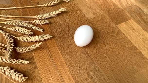 Witte Kippeneieren Liggen Een Houten Tafel Tegen Een Achtergrond Van — Stockvideo