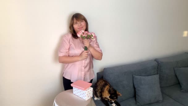 Woman Holds Bouquet Pink Flowers Carnations Sniffs Them Sneezes Allergy — 비디오