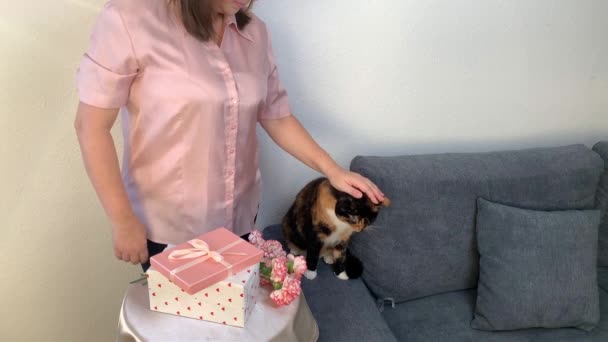 Vrouw Opent Geschenken Dozen Een Boeket Van Roze Bloemen Van — Stockvideo