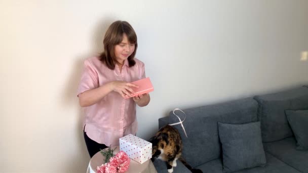 Vrouw Opent Geschenken Dozen Een Boeket Van Roze Bloemen Van — Stockvideo