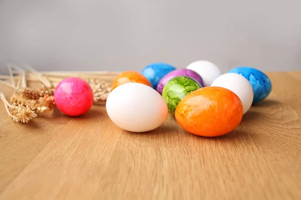 Oeufs peints en couleur sur la table, concept de vacances de Pâques — Photo