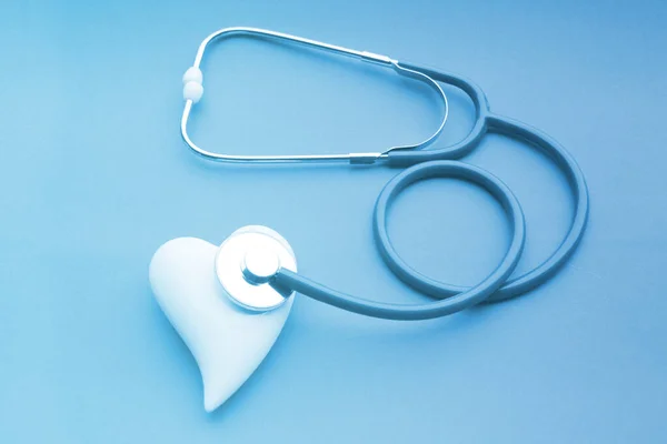 Steteskopu, kalp modelini, kartı dinlemek için tıbbi bir cihaz — Stok fotoğraf