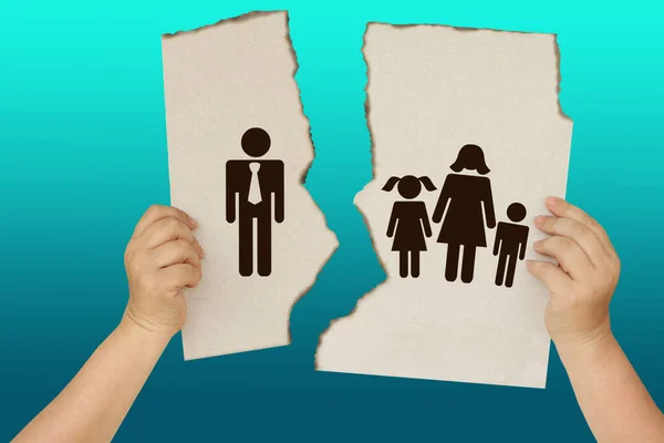 Жіночі руки, що тримають розірваний плакат, що розділяє символ чоловіка і жінки з дітьми, концепція розриву, розлучення, розлучення, сімейної трагедії — стокове фото