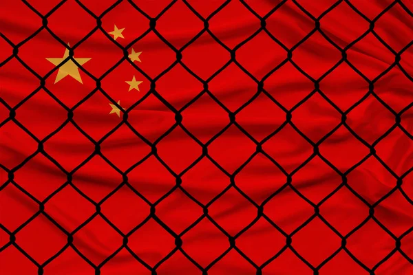 Железная проволока на фоне национального шелкового флага китайского государства, понятие тюремного заключения для правонарушителей, для осадной территории — стоковое фото