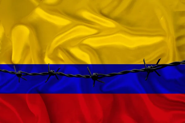 Железная колючая проволока на фоне национального шелкового флага штата Колумбия, понятие тюремного заключения для правонарушителей, для осадной зоны — стоковое фото
