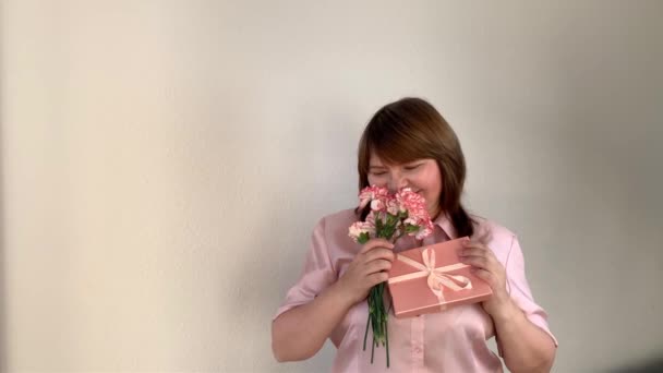 Close Woman Holding Bouquet Pink Flowers Carnations Gift Box Smiling — Stock Video