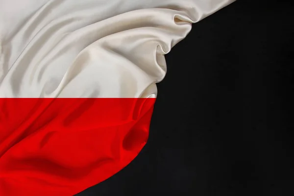 Hedvábná národní vlajka polského státu se zhroutila do černé nevyplněné podoby, koncepce cestovního ruchu, ekonomiky, politiky, emigrace — Stock fotografie