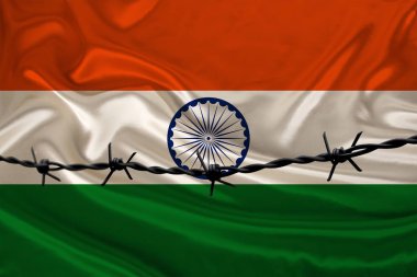 Demir dikenli teller, Hindistan devletinin ulusal ipek bayrağının arka planında, suçlular için, kuşatma bölgesi için hapis kavramı.