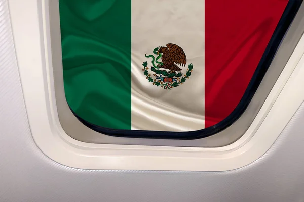 Bandera nacional del estado moderno de México en el ojo de buey de un avión, concepto de viaje, turismo, emigración —  Fotos de Stock