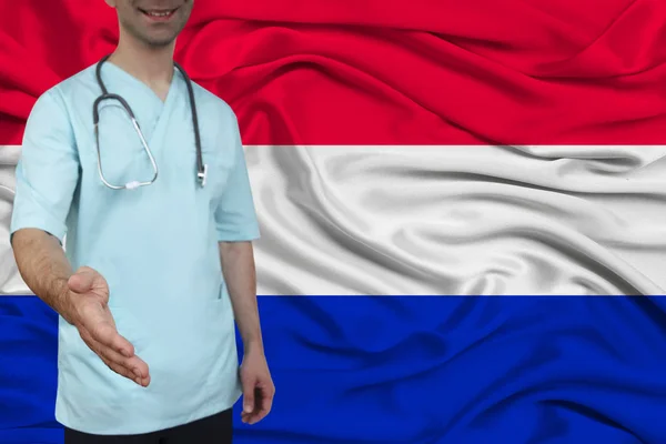 聴診器を備えた制服を着た男性医師は国旗を背景に国の健康と医療保険の概念クローズアップコピースペース — ストック写真