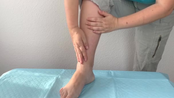 Mujer Muestra Una Herida Pierna Tratamiento Herida Disparo Cámara Lenta — Vídeo de stock