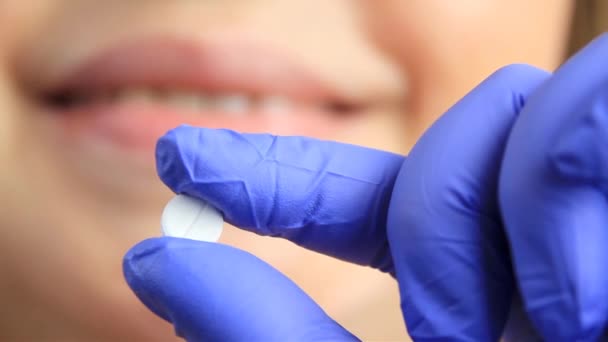 Eldivenli Doktor Parmaklarında Beyaz Bir Tablet Tutuyor Ağır Çekim Farmakolojik — Stok video