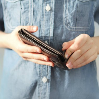 Çocuk elinde bir cüzdan tutuyor, parmaklarıyla açmaya çalışıyor, cep harçlığı konsepti, hırsızlık, alışveriş