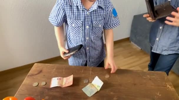 Crianças Espalham Dinheiro Euro Comprando Frutas Legumes Conceito Jogo Infantil — Vídeo de Stock
