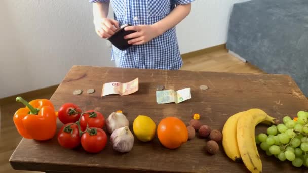 孩子们通过在商店里购买水果和蔬菜 儿童游戏的概念 购物来传播欧元的钱 — 图库视频影像