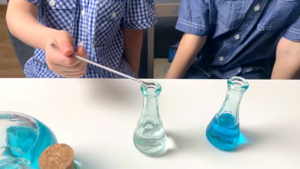 Les Enfants Les Garçons École Primaire Verser Des Liquides Colorés — Video