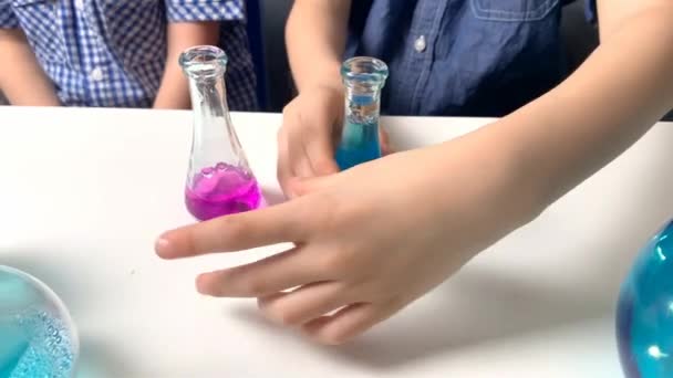 Παιδιά Αγόρια Δημοτικού Σχολείου Ρίχνουμε Χρωματιστά Υγρά Γυάλινες Φιάλες Στάζει — Αρχείο Βίντεο