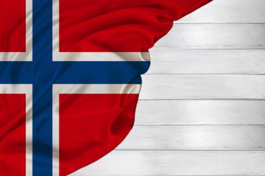 Modern Norveç 'in yatay renkli ulusal bayrağı, güzel ipek, beyaz ahşap zemin, turizm konsepti, ekonomi, politika, göç, bağımsızlık günü, kopyalama alanı, şablon