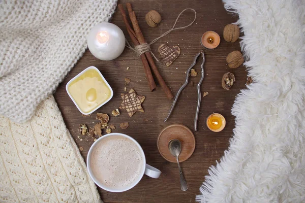 Ovanifrån Ett Gammalt Träbord Där Vit Kopp Med Cappuccino Kaffe — Stockfoto