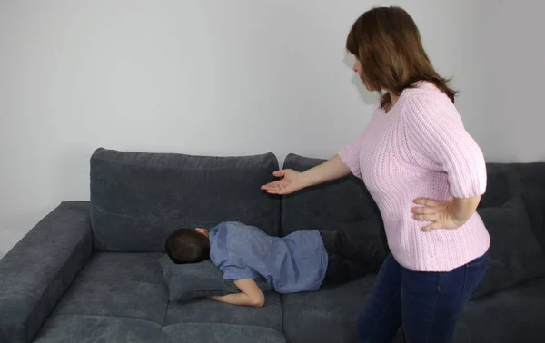 Mulher Mãe Repreendendo Seu Filho Gesticulando Emocionalmente Com Mão Criança — Fotografia de Stock