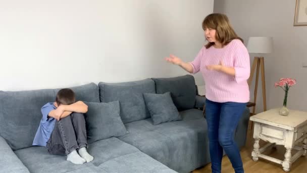 Kind Ein Junge Grundschulalter Jeans Blaues Hemd Sitzt Auf Der — Stockvideo