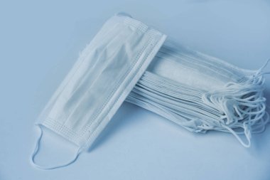 Tek kullanımlık koruyucu maskeler, virüse karşı bireysel koruma kavramı, COVID-19 koronavirüs, grip, enfeksiyon